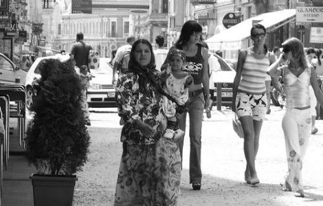 Basescu catre romi: Crestinati-va copiii si dati-i la scoala