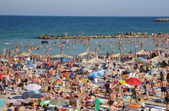 Orban a lansat anunțul oficial: Nu mai poți sta cu prosopul pe plajă. Este obligatoriu să ai sezlong