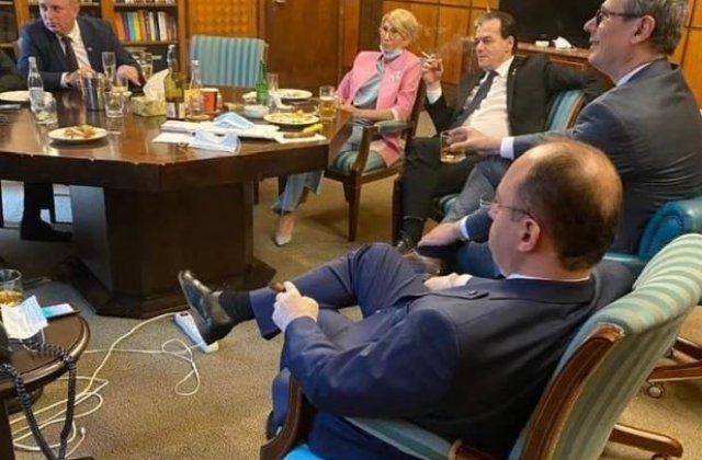 Orban, la un pahar și o țigară, în birou: ”Era ziua mea, i-am servit cu un pahar de ceva”