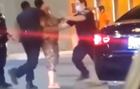 VIDEO O femeie lovește un polițist, apoi este făcută knockout de alt agent