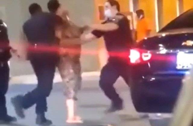 VIDEO O femeie lovește un polițist, apoi este făcută knockout de alt agent