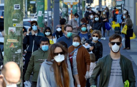 Când am putea scăpa de masca de protecție. ”Ne gândim să ajungem la o viață cvasi-normală”