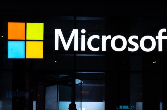 Viitorul jurnaliștilor, în pericol. Microsoft concediază oameni de presă și aduce în locul lor roboți
