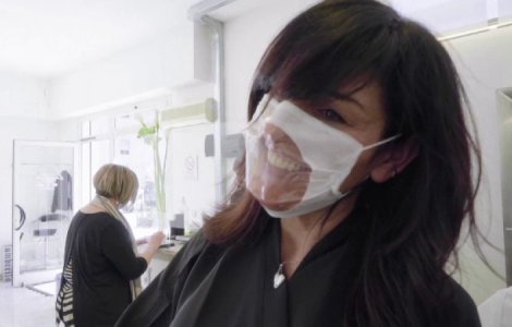 Compania care produce măști de protecție transparente. Cât costă un astfel de accesoriu