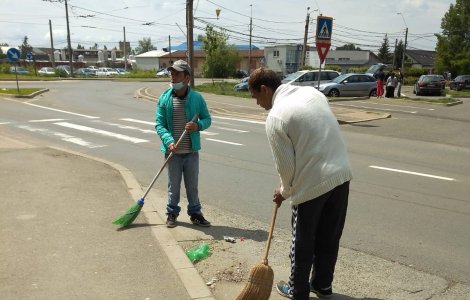 Cerșetorii din Baia Mare, puși la curățat străzile. Unii s-au târât pe jos