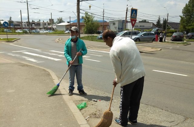 Cerșetorii din Baia Mare, puși la curățat străzile. Unii s-au târât pe jos și au devenit violenți