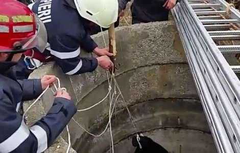 O femeie a fost salvată după ce a căzut într-o fântână de 8 metri adâncime