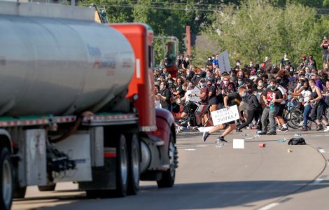 VIDEO Un șofer a încercat să intre cu un camion în protestatarii din SUA