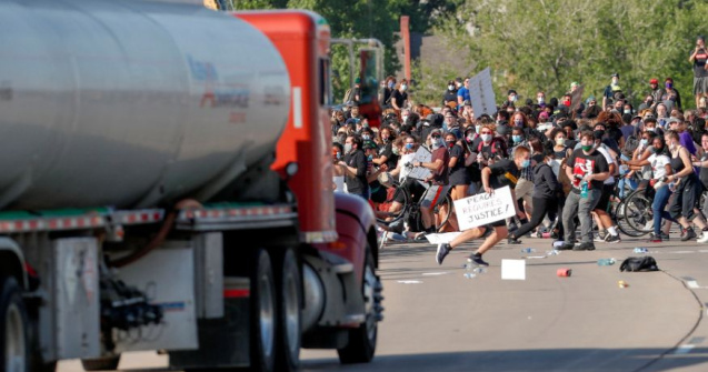VIDEO Un șofer a încercat să intre cu un camion în protestatarii din SUA