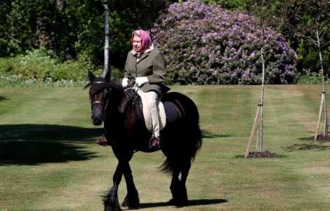 Prima apariție a reginei Elisabeta a II-a, după 3 luni de izolare