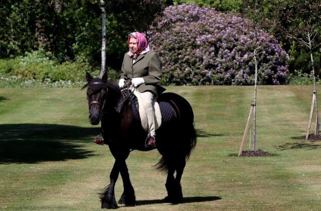 Prima apariție a Elisabetei a II-a, după 3 luni de izolare: Regina călărește în curtea castelului