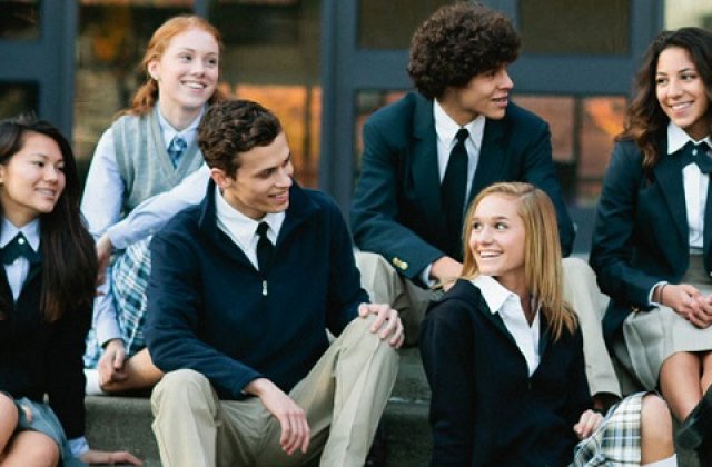 Elevii „contestă ferm” obligativitatea purtării uniformelor școlare