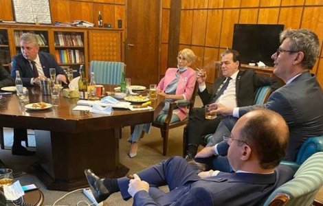 Virgil Popescu a găsit scuza pentru poza controversată din Guvern. Nu purta mască pentru că servise ceva