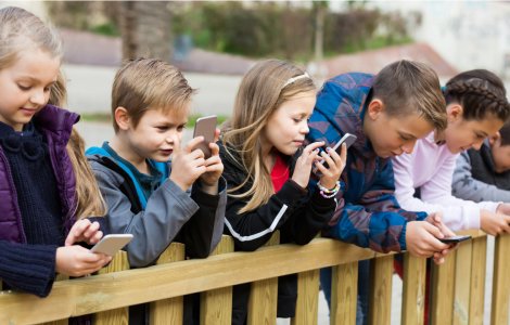 Preșcolarii cu acces la telefoane și tablete folosesc aplicații pentru adulți