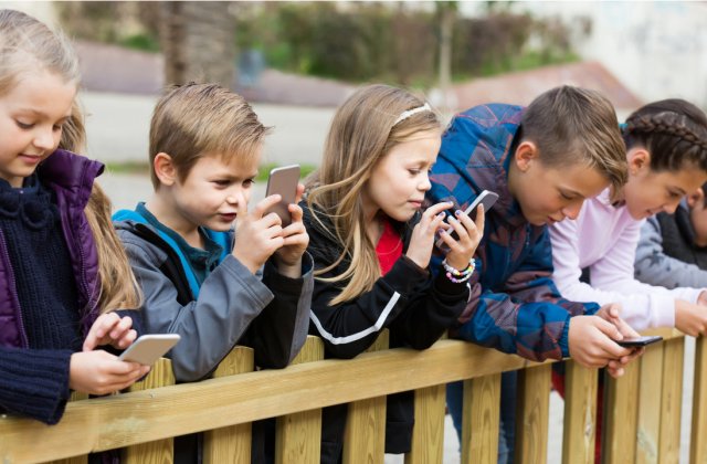 Preșcolarii cu acces la telefoane și tablete folosesc aplicații destinate adulților