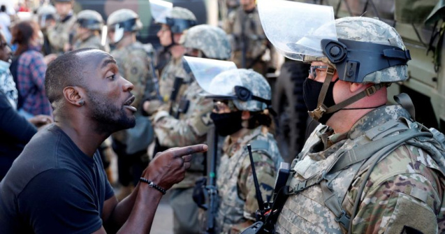 Situație dificilă în SUA: Donald Trump vrea să scoată armata pe străzi