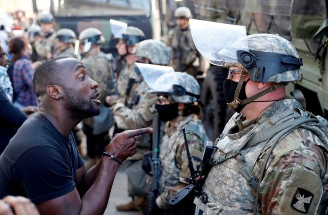 Situație tensionată în SUA: Donald Trump vrea să scoată armata pe străzi pentru a pune punct revoltelor