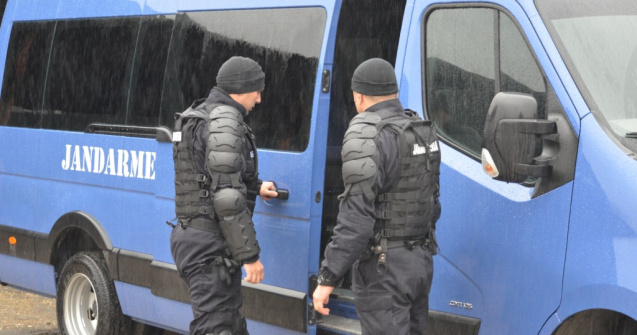 VIDEO Și-a amenințat mama că o omoară cu un cuțit și un topor