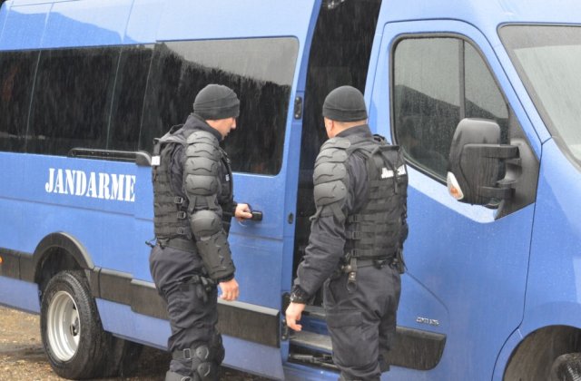 VIDEO Și-a amenințat mama că o omoară cu un cuțit și un topor. Jandarmii l-au pus la punct