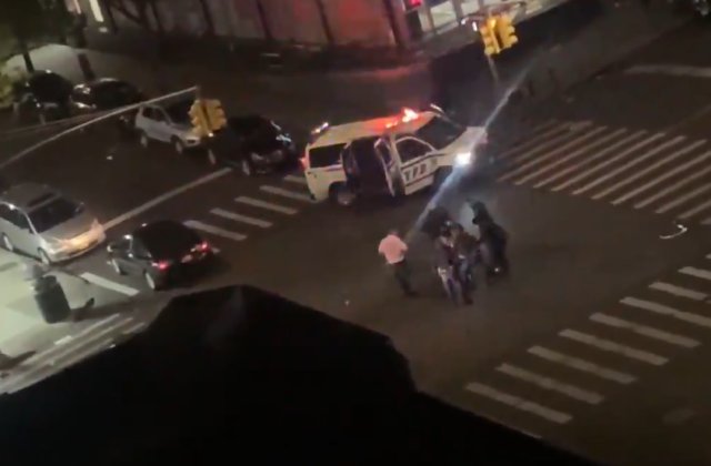 VIDEO Polițist din New York, spulberat de o mașină. Șoferul nu s-a uitat &icirc;n urmă