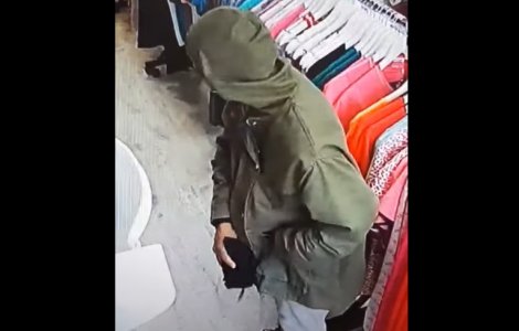VIDEO Două femei au profitat că poartă mască și au jefuit un magazin din centrul Bacăului