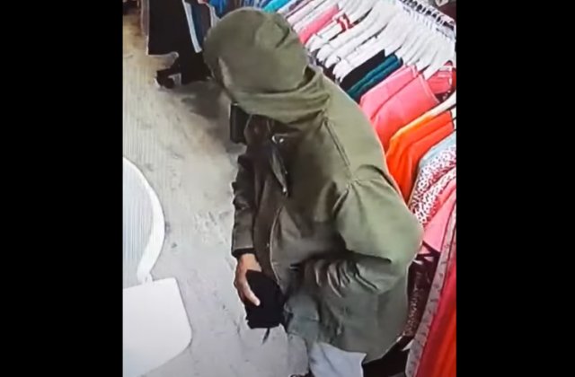 VIDEO Două femei au profitat că poartă mască și au jefuit un magazin din centrul Bacăului