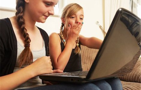 Lipsa educației sexuale din școli, o problemă majoră în România. Elevii sunt nevoiți să se informeze de pe internet