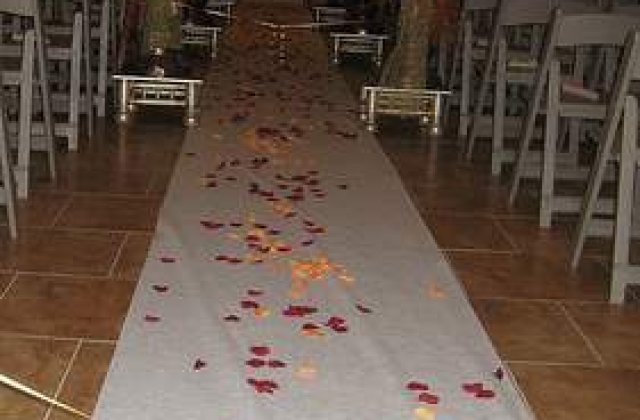 VIDEO: S-au casatorit in aceeasi zi in care si-au inmormantat fiul