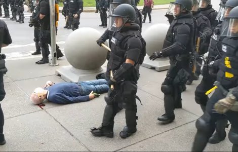 VIDEO Un bătrân este împins de polițiști, cade pe asfalt și începe să sângereze