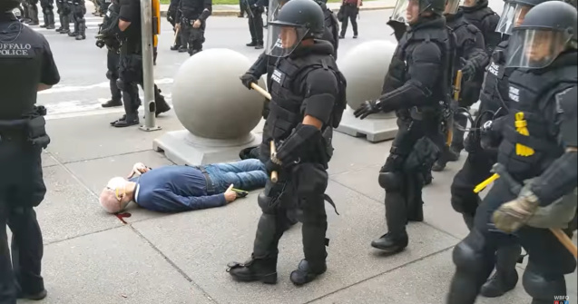 VIDEO Un bătrân este împins de polițiști, cade pe asfalt și începe să sângereze