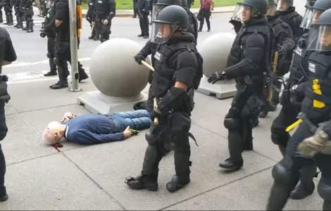 VIDEO Un bătrân este împins de polițiști, cade pe asfalt și începe să sângereze