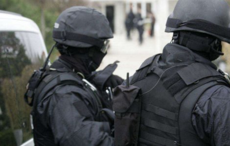 Doi tineri de 15 ani au fost reținuți de poliție pentru terorism