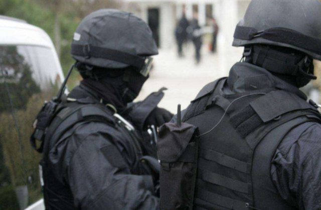 Doi tineri de 15 ani au fost reținuți de poliție pentru terorism. Au sunat la Otopeni și au făcut amenințări cu bombe