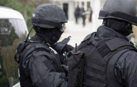 Doi tineri de 15 ani au fost reținuți de poliție pentru terorism. Au sunat la Otopeni și au făcut amenințări cu bombe