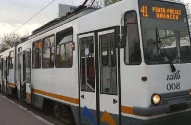 Un bărbat în vârstă de 70 de ani din București a murit în tramvaiul 41