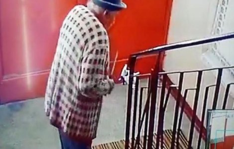 O bătrână a distrus aparatul cu dezinfectant din bloc