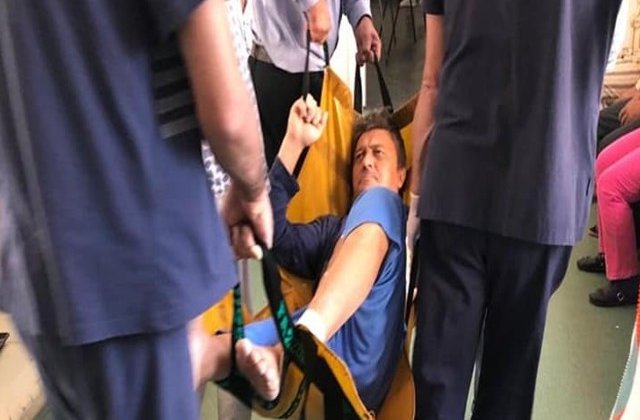 Imagini revoltătoare: Mizerie, mucegai şi pacienţi căraţi cu pături improvizate la Spitalul Târgoviște