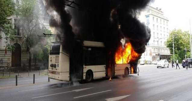 Un troleibuz a ars ca o torță în București. Reacția Gabrielei Firea