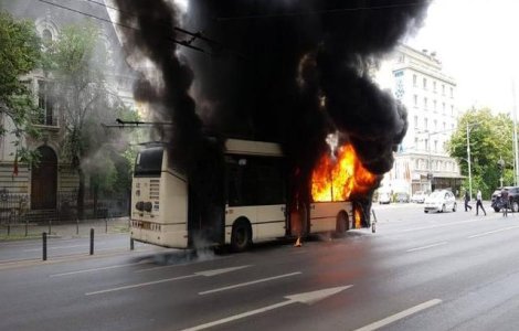 Un troleibuz a ars ca o torță în București. Reacția Gabrielei Firea