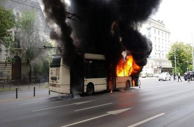 Un troleibuz a ars ca o torță &icirc;n București. Reacția Gabrielei Firea
