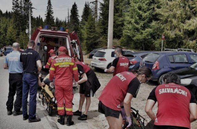 VIDEO Turist accidentat la Peștera. Salvamontiștii l-au transportat cu targa 700 de metri