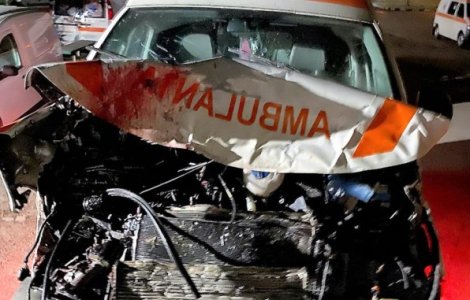Un șofer de ambulanță beat a făcut accident și a ucis doi măgari