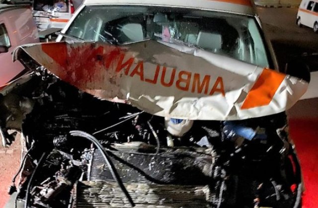 Un șofer de ambulanță beat a făcut accident și a ucis doi măgari