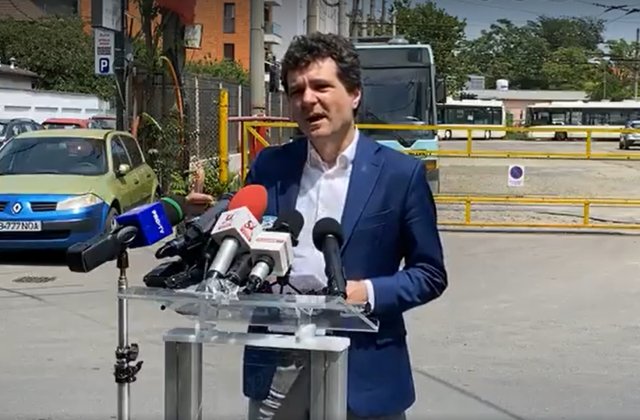 Nicușor Dan, o nouă conferință de presă &icirc;n aer liber, la depoul de troleibuze Vatra Luminoasă