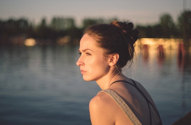 5 obiceiuri toxice care îți sabotează fericirea