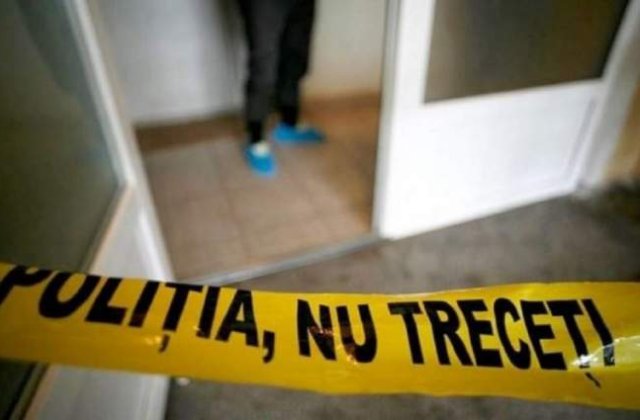 Mamă și fiică găsite moarte &icirc;n propria casă. Copilul de 3 ani, aflat &icirc;n grija lor, a fost transferat &icirc;n stare gravă la spital