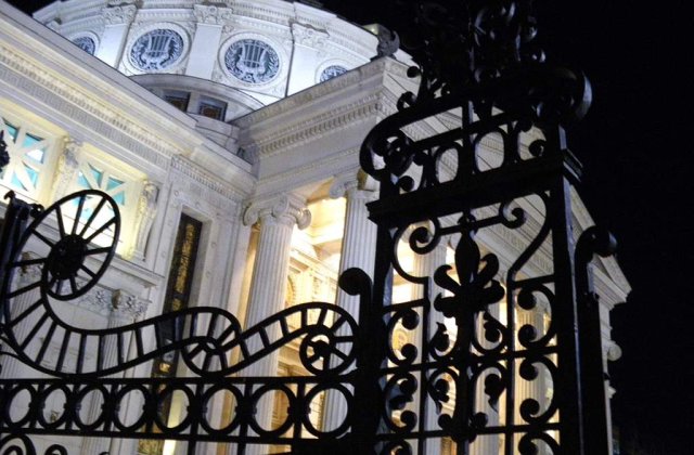 "Minunile" Bucurestiului, magneti de portelan pictati manual