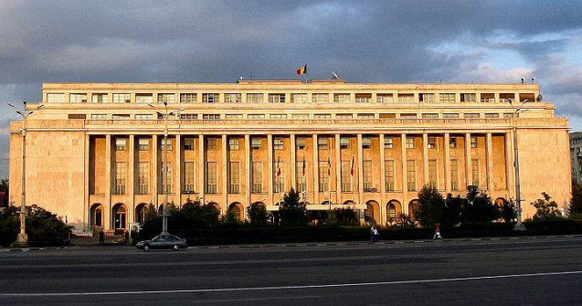 Guvernul s-a reunit pentru a adopta forma finala a legilor pentru care isi angajeaza raspunderea