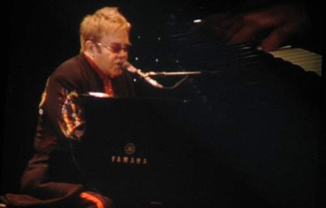 Elton John vrea sa adopte un copil ucrainean