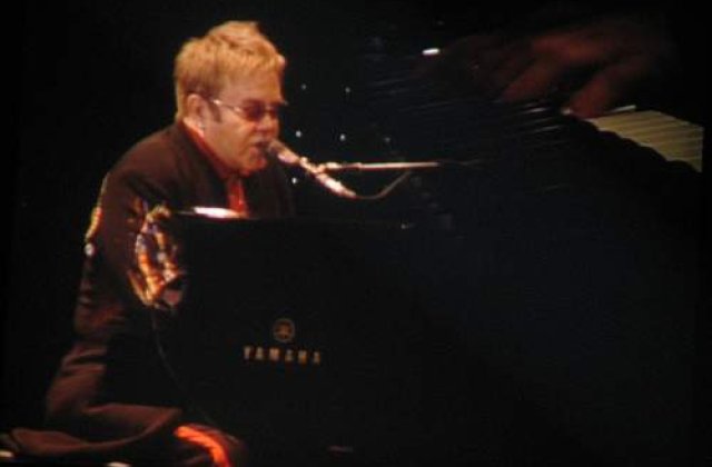 Elton John vrea sa adopte un copil ucrainean